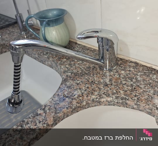 ברז מטבח עם צינור גמיש על שיש גרניט